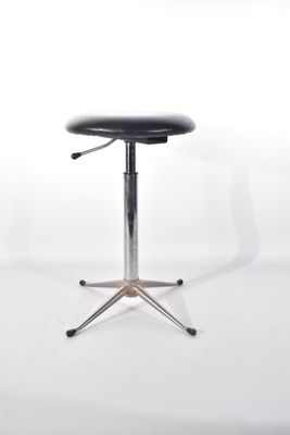 un tabouret noir avec un piètement en métal et une assise noire