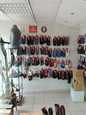 De nombreuses paires de bottes sont exposées dans un magasin.