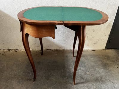 Table à jeu au piètement galbé de style Louis XV en marquete…
