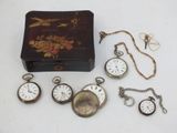 Cette vitrine contient de nombreux modèles différents de montres de poche