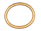 une image d'un gros plan d'une bague en or sur un fond blanc