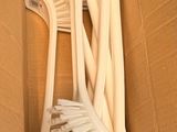 une boîte en carton contenant tout un tas de brosses à dents
