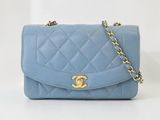 Sac à rabat Chanel en cuir d'agneau matelassé bleu, avec finitions dorées