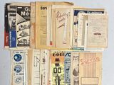 un tas de vieux livres posés sur une table