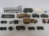 de nombreux véhicules militaires et camions miniatures posés sur une surface blanche