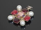un gros plan d'un collier orné de perles et de pierres précieuses sur un fond noir