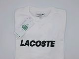 un t-shirt Lacoste blanc avec un logo Lacoste noir sur le devant