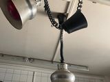 une lampe suspendue au plafond de la cuisine