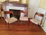 trois fauteuils placés devant une cheminée dans un salon