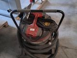 une image d'un aspirateur dans un garage