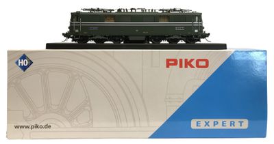 la boîte du train miniature est posée sur la boîte