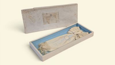 une boîte contenant une statue représentant une femme