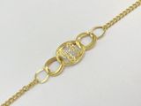 un gros plan sur un bracelet à chaîne en or orné d'un diamant