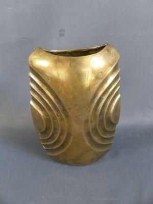 un vase en or posé sur une table