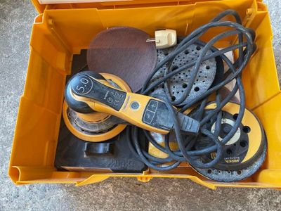 une boîte jaune remplie de différents types d'outils