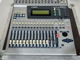 un boîtier métallique contenant une console de mixage numérique