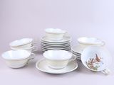 beaucoup d'assiettes et de tasses sur la table