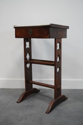 une vieille table en bois surmontée d'un tiroir