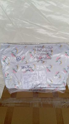 un sac en plastique transparent posé sur une boîte en carton