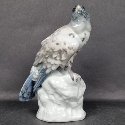 Porcelaine allemande. Rapace sur un rocher, sujet en porcela…