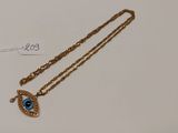 une image représentant un collier en or orné d'un « œil maléfique » bleu