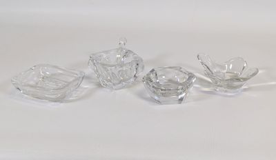 quatre morceaux de verre posés sur une surface blanche