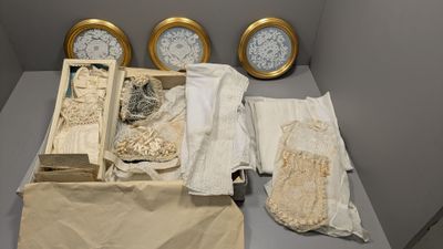 une table sur laquelle se trouvent de nombreux objets