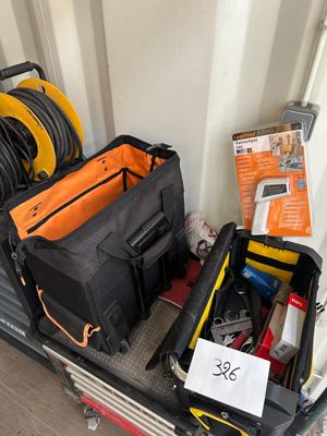 le plateau d'un pick-up contenant tout un tas d'outils