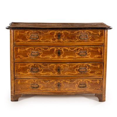 une vieille commode en bois dont les tiroirs sont ornés de motifs décoratifs