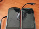 deux téléphones portables posés l'un à côté de l'autre sur une table