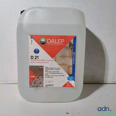 un gallon d'eau posé sur une table