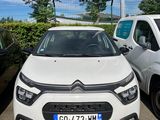 deux voitures garées l'une à côté de l'autre dans un parking