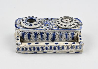 une image représentant une boîte bleue et blanche posée sur une surface blanche