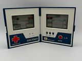 deux consoles de jeux posées l'une à côté de l'autre sur une surface blanche