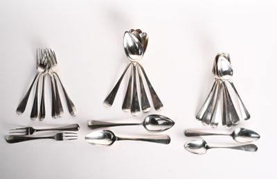 quatre fourchettes, cuillères et un couteau posés sur un plan de travail blanc