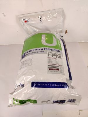 un sac de nourriture posé sur une table