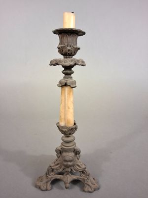 Bougeoir en régule et albatre à décor de feuillages tête d'a…