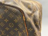 un gros plan sur un sac Louis Vuitton marron