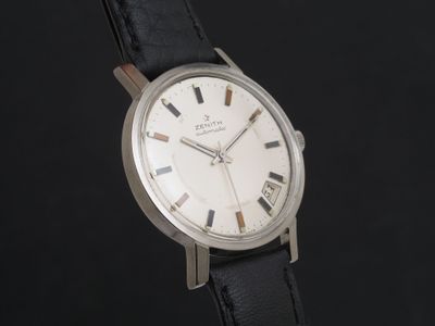 une image d'un gros plan d'une montre-bracelet sur une surface noire