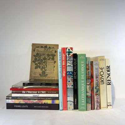 plusieurs livres empilés sur une table