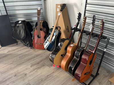 6 guitares classiques dont STAGG, SHIVER, lot de housse de guitares et - Photo 1