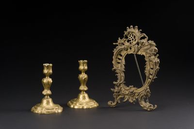 Lot en bronze doré composé d’une paire de bougeoirs (H_17 cm… - Photo 1