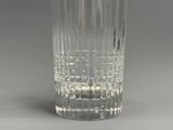 un verre contenant un peu d'eau