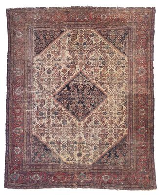 un tapis persan ancien orné d'un motif en losanges sur fond blanc