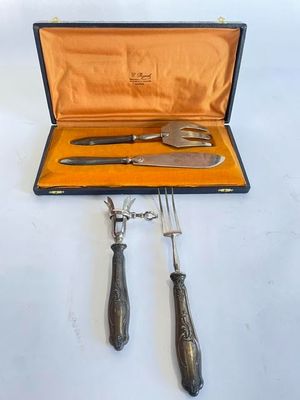 deux fourchettes et un couteau dans un étui