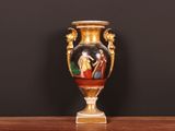 un vase avec un tableau posé sur une table