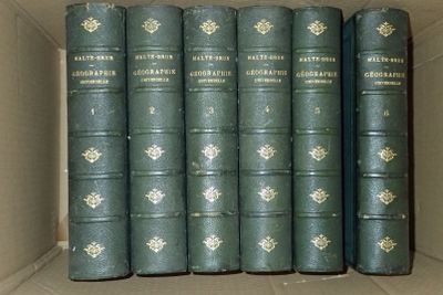 des livres dans une boîte en carton posée sur une étagère dans une pièce
