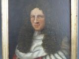 portrait d'un homme vêtu d'un manteau rayé et d'une cape rouge et blanche