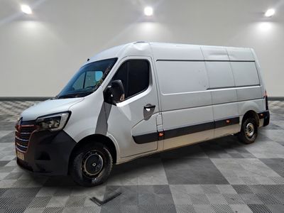 la photo d'une camionnette blanche garée dans une pièce