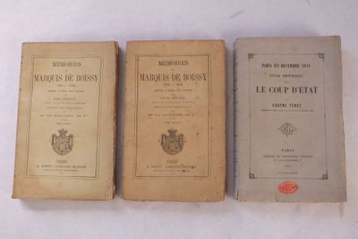trois vieux livres posés les uns à côté des autres sur une table blanche